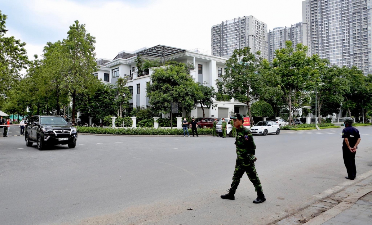 luc luong cong an co mat tai nha rieng cua ong chu ngoc anh hinh anh 2