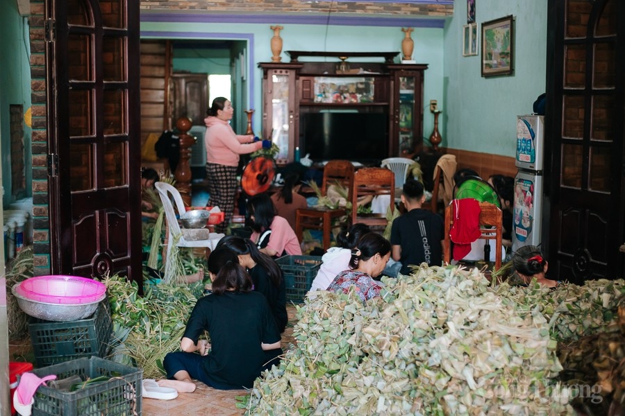 quang nam residents busy making cakes ahead of doan ngo festival picture 2