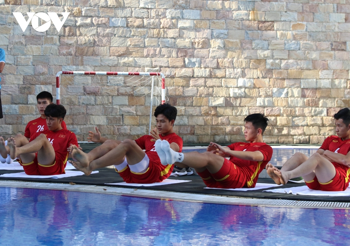 vietnamese players join recovery session after thailand clash picture 2