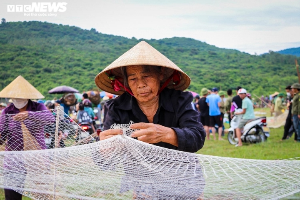 thousands of people enjoy unique fishing festival in ha tinh picture 4 thousands of people enjoy unique fishing festival in ha tinh picture 4