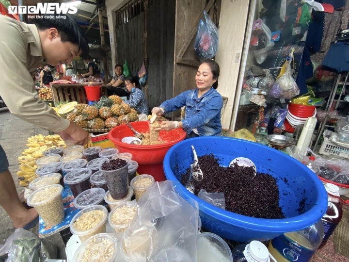 Hanoi market bustling ahead of Doan Ngo Festival