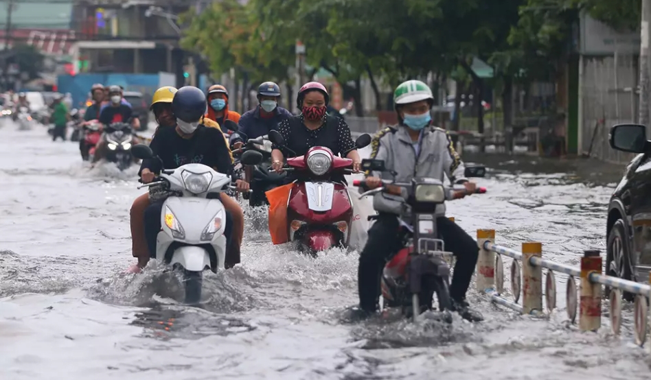 Mưa xối xả chiều cuối tuần, khắp ngả đường TP.HCM ngập mênh mông