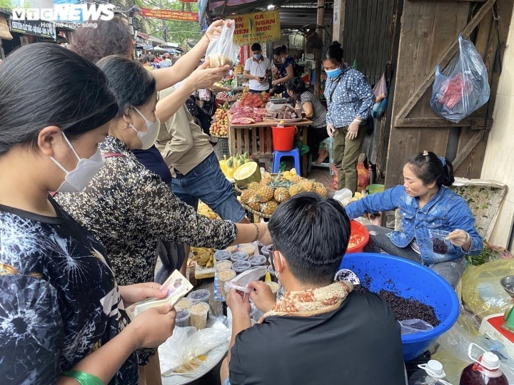 hanoi market bustling ahead of doan ngo festival picture 3