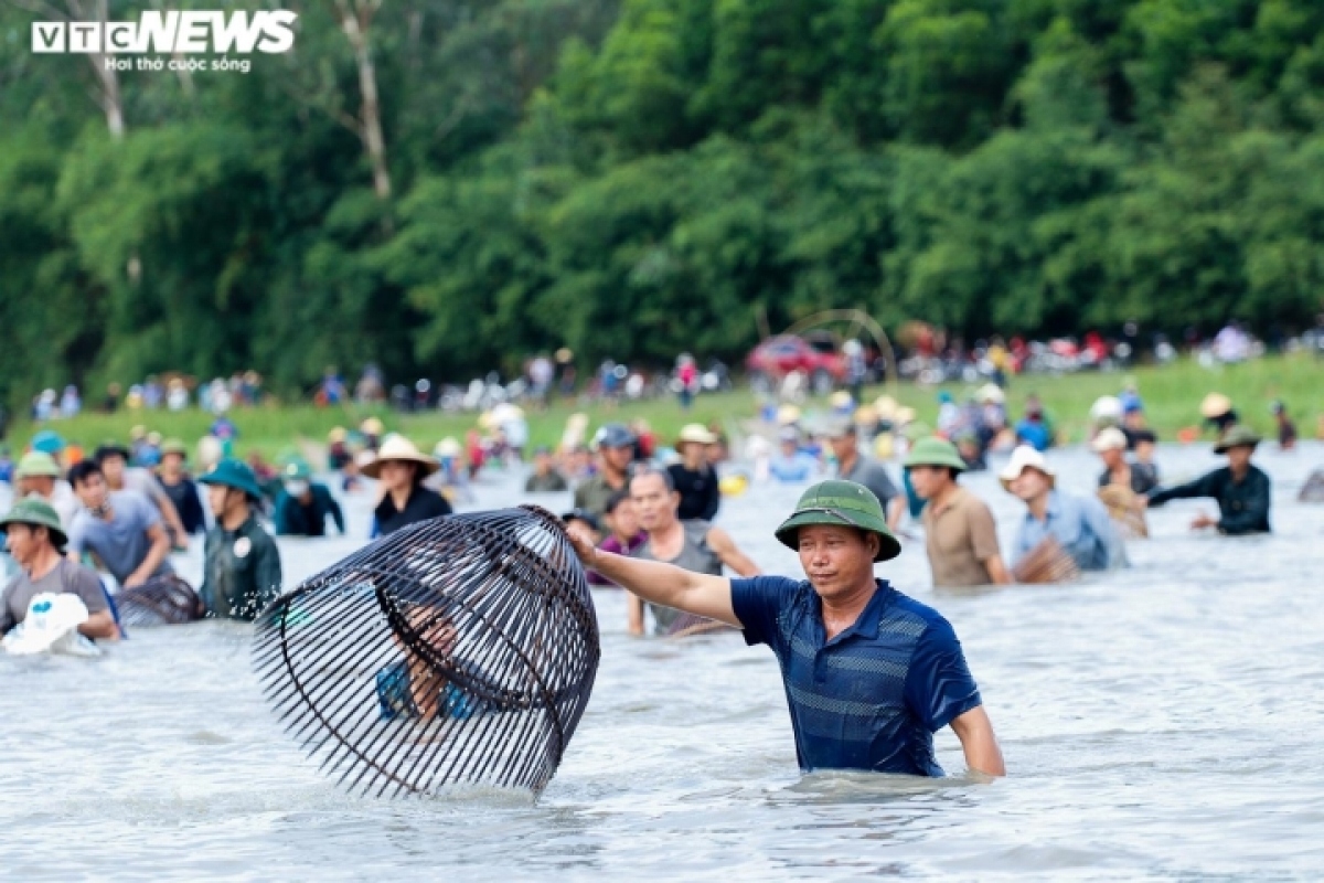 thousands of people enjoy unique fishing festival in ha tinh picture 6