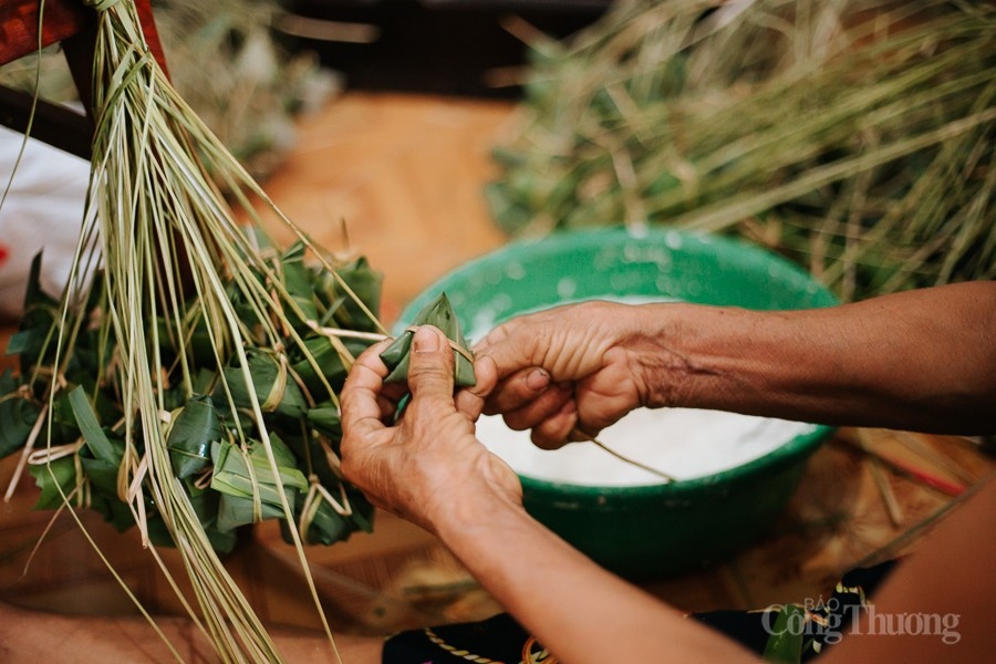 quang nam residents busy making cakes ahead of doan ngo festival picture 6