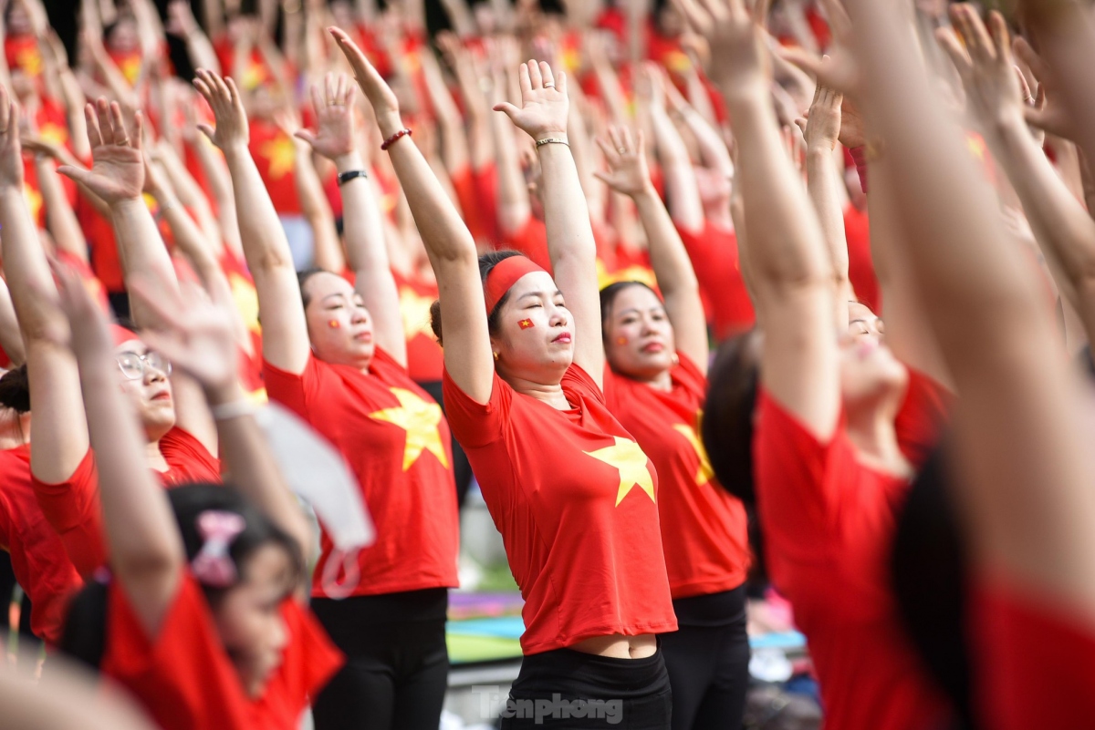 hanoians come together to celebrate international yoga day picture 6