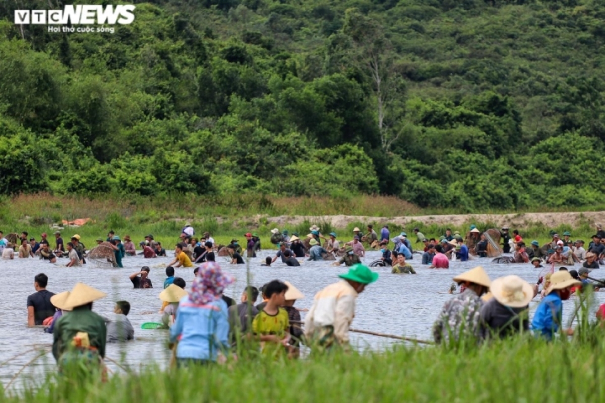 thousands of people enjoy unique fishing festival in ha tinh picture 5
