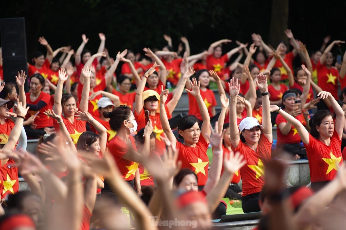 hanoians come together to celebrate international yoga day picture 8