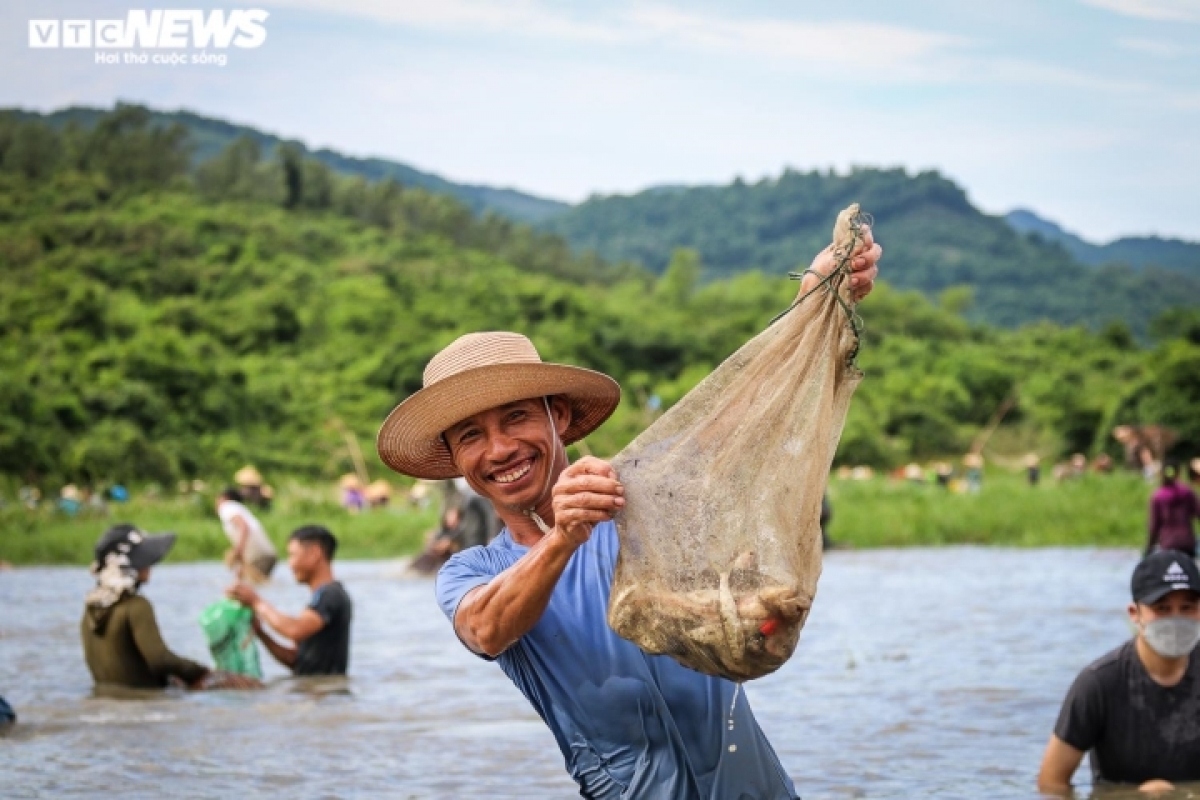 thousands of people enjoy unique fishing festival in ha tinh picture 8