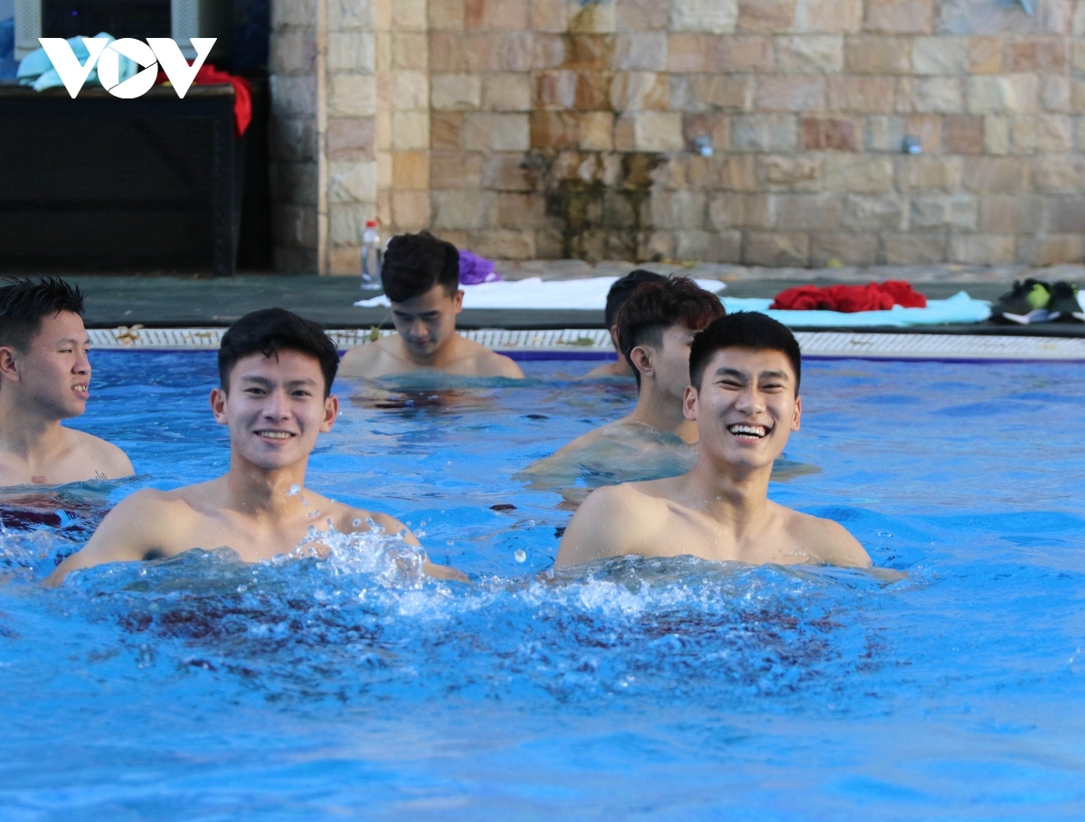 vietnamese players join recovery session after thailand clash picture 8