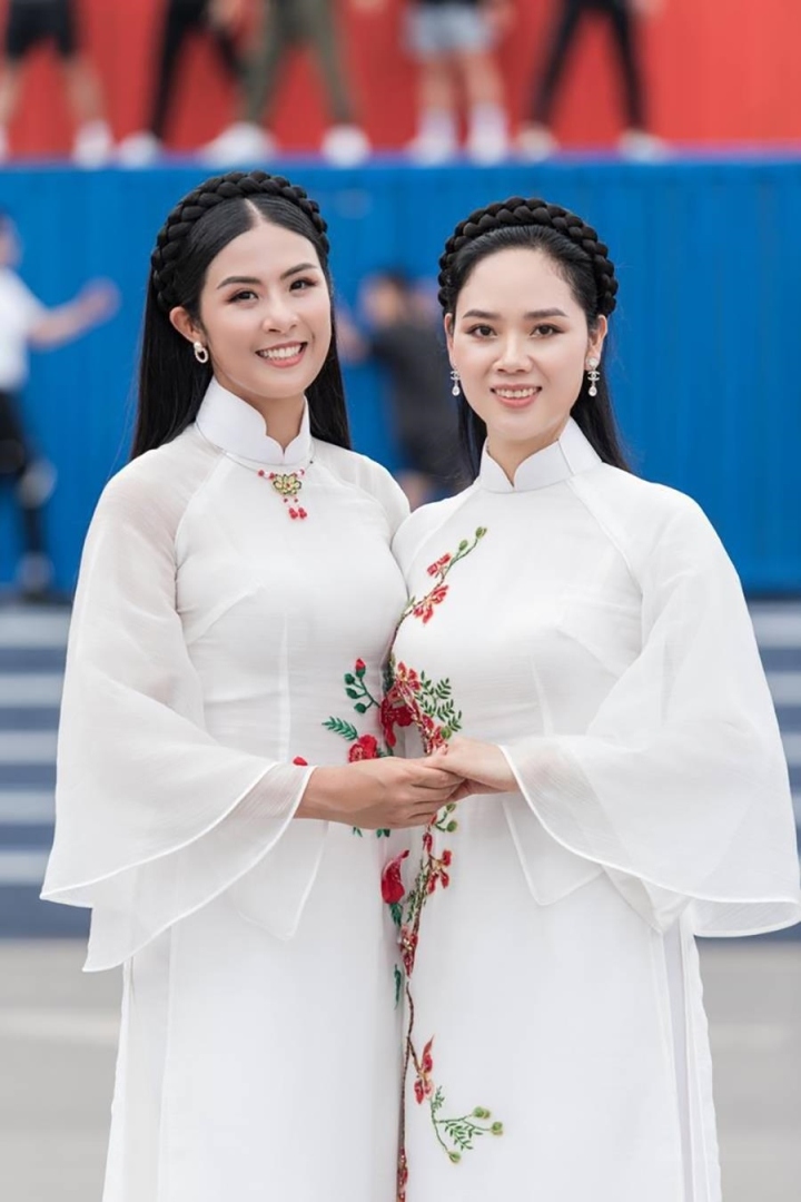 nhung hoa, a hau viet nam lun van toa sang hinh anh 6