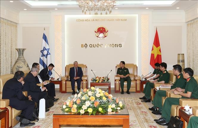 defence minister hosts israeli military officer picture 1