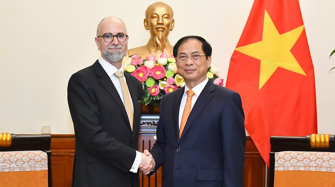 fm expects stronger vietnam-canada cooperation in economic recovery picture 1