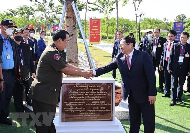 pm hun sen in vietnam for 45th anniversary of search for national salvation picture 1