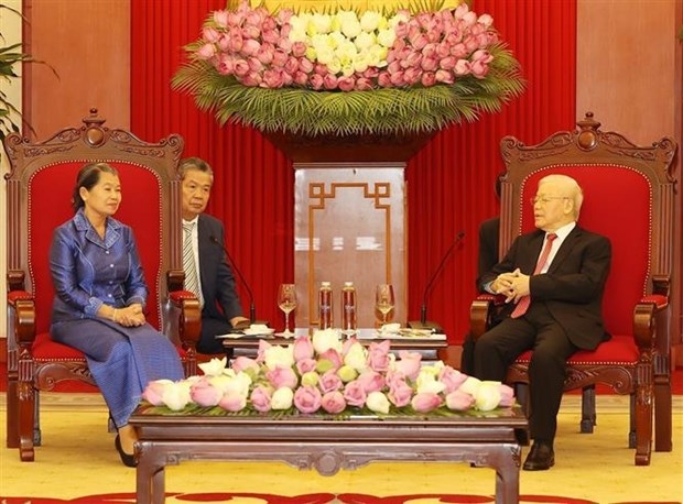 party chief hosts cambodian party official picture 1