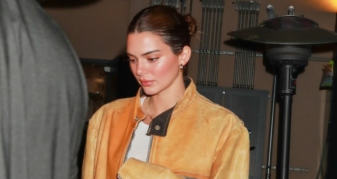 Kendall Jenner xinh đẹp đi ăn tối cùng mẹ và chị gái