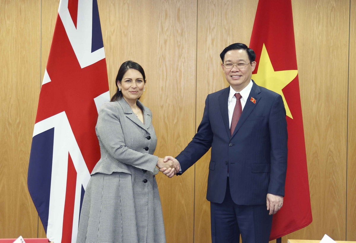 chu tich quoc hoi vuong Dinh hue gap bo truong bo noi vu anh priti patel hinh anh 1