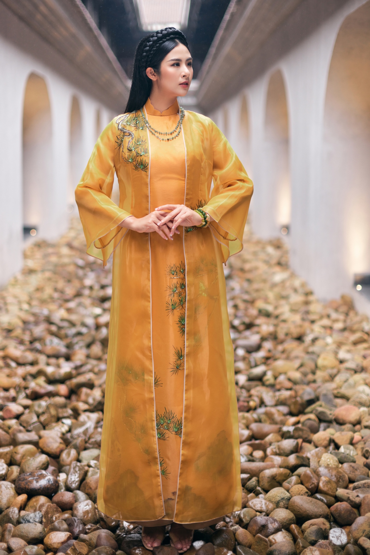 hoa hau ngoc han chup hinh ao dai trong khong gian nha co binh thuy hinh anh 2