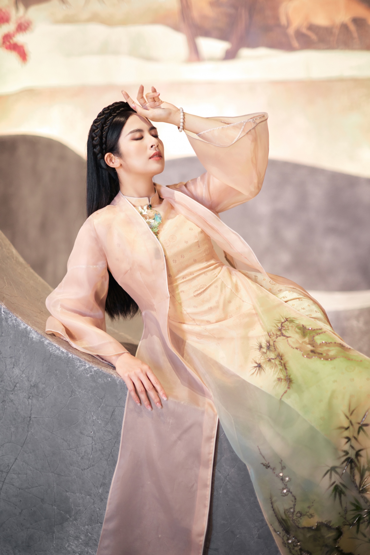 hoa hau ngoc han chup hinh ao dai trong khong gian nha co binh thuy hinh anh 4