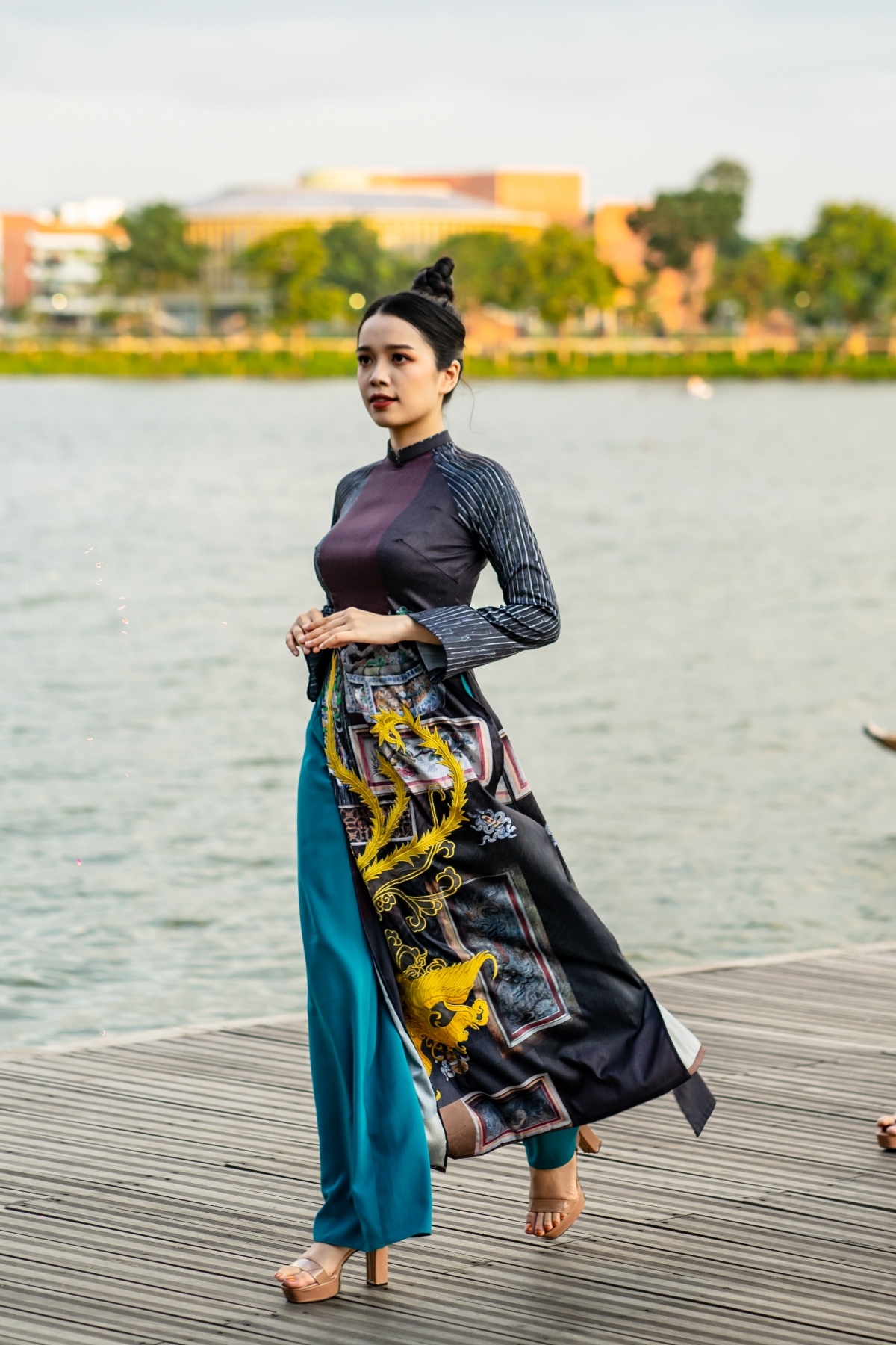 1,000 locals join ao dai fashion show in hue picture 10