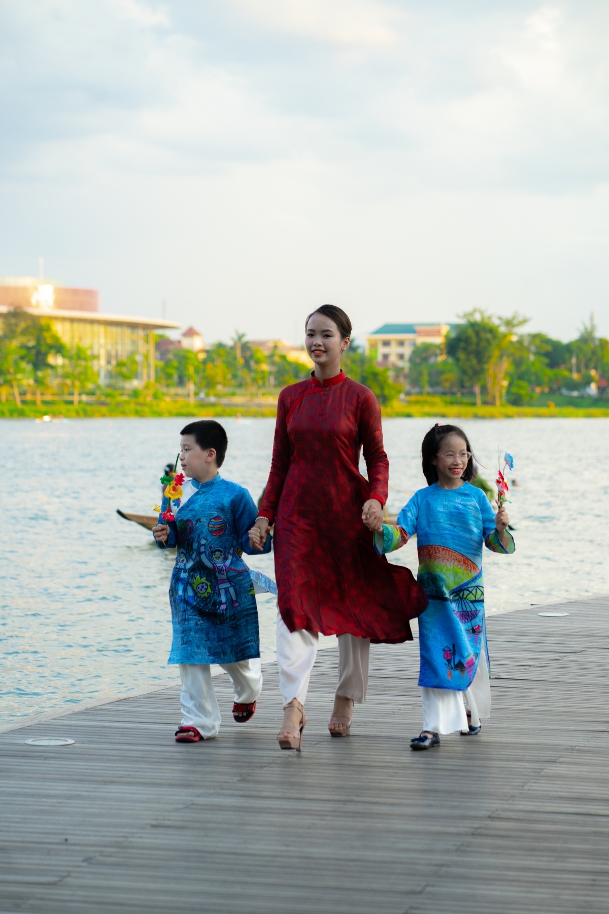 1,000 locals join ao dai fashion show in hue picture 11