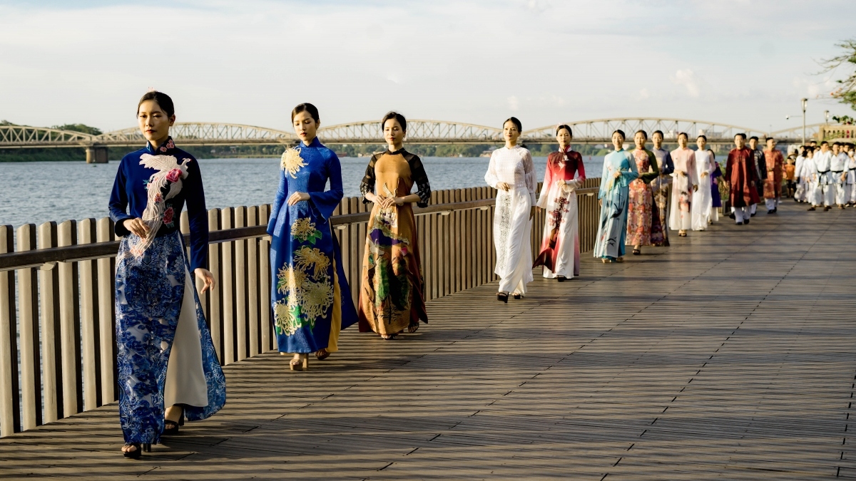 1,000 locals join ao dai fashion show in hue picture 2