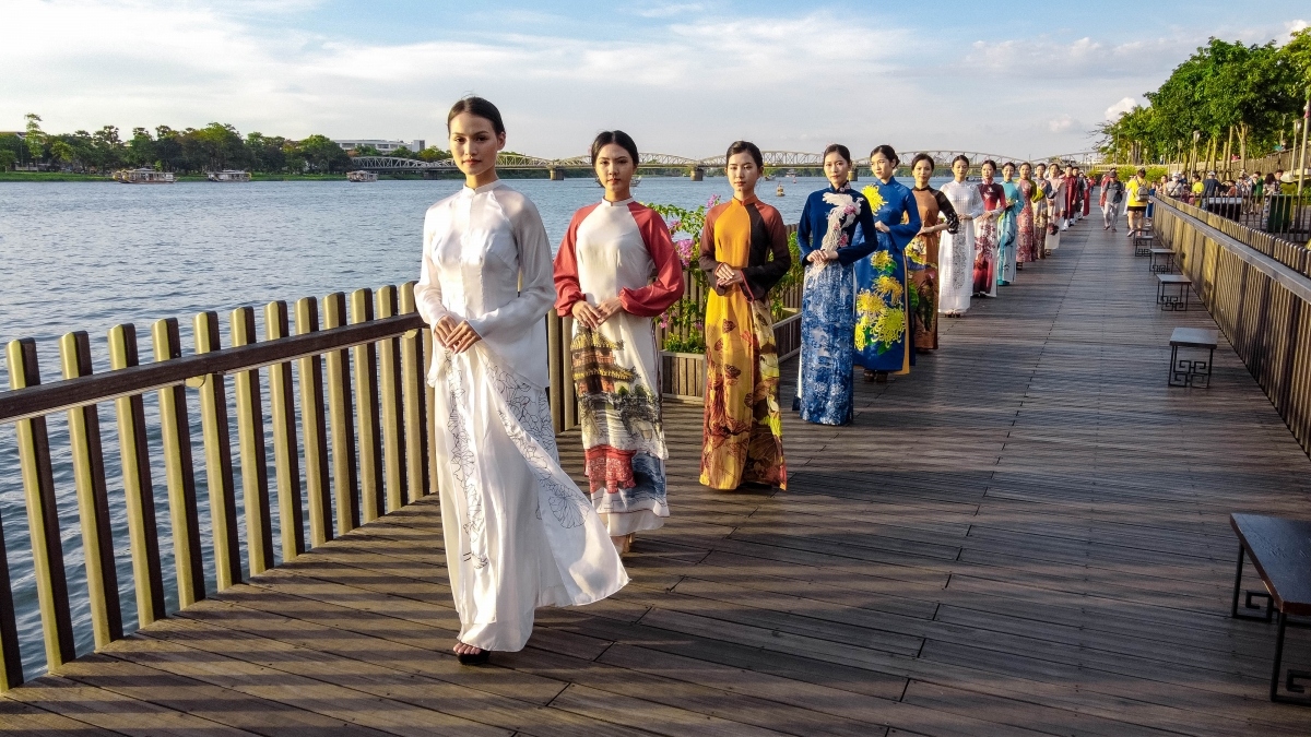 1,000 locals join ao dai fashion show in hue picture 3