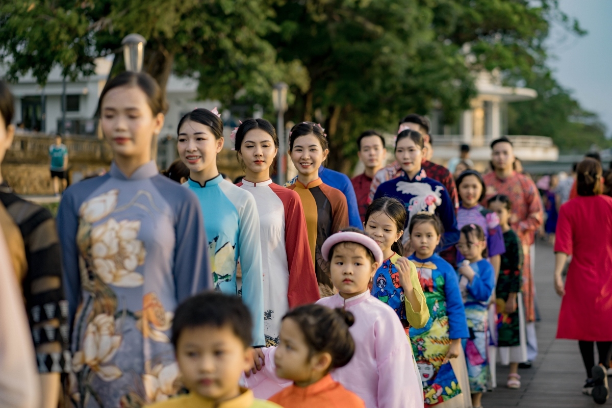 1,000 locals join ao dai fashion show in hue picture 6