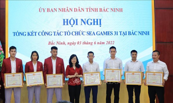 bac ninh trao thuong cho cac vDv co thanh tich xuat sac tai sea games 31 hinh anh 1