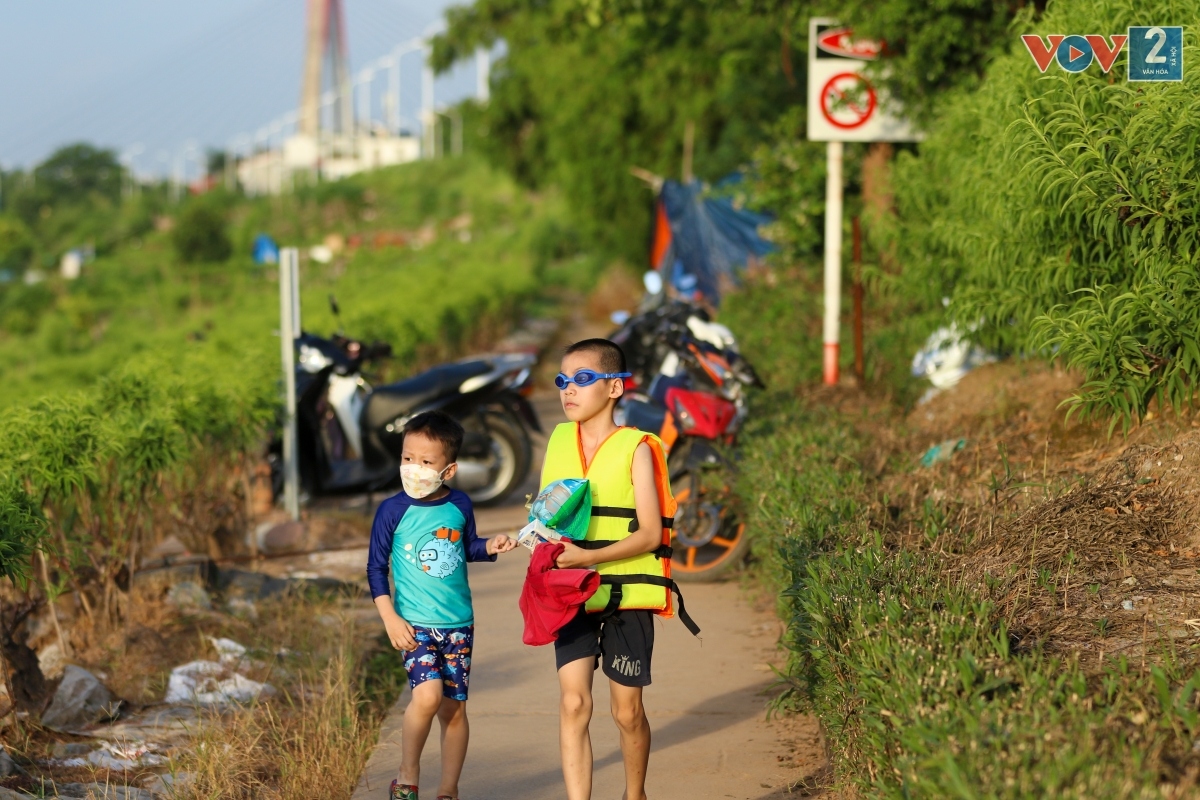 nguoi ha noi keo ra song ho giai nhiet nang nong hinh anh 1