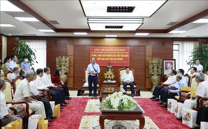 chu tich nuoc nguyen xuan phuc tham, tang qua hoi nguoi cao tuoi hai duong hinh anh 4