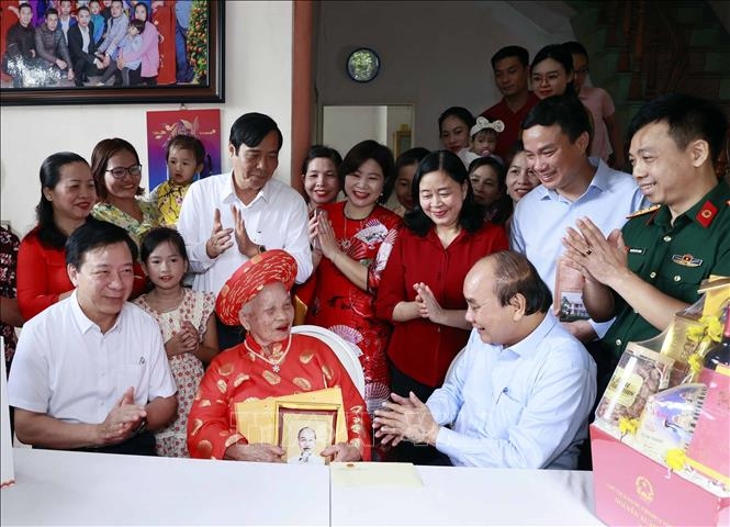 chu tich nuoc nguyen xuan phuc tham, tang qua hoi nguoi cao tuoi hai duong hinh anh 3