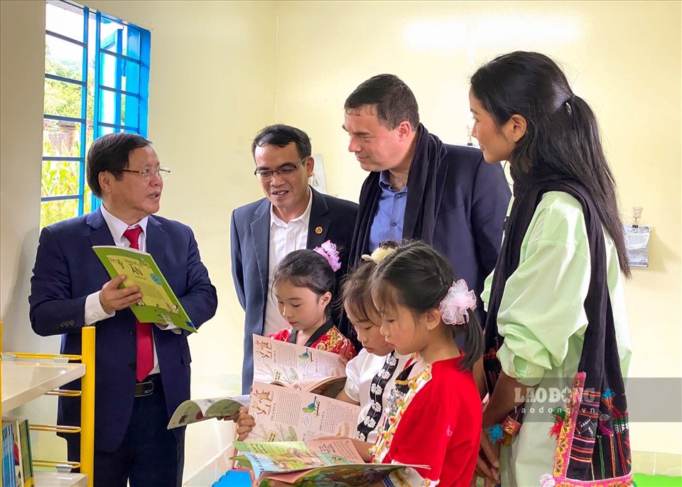 israeli embassy and h hen nie open library for mountainous students picture 2