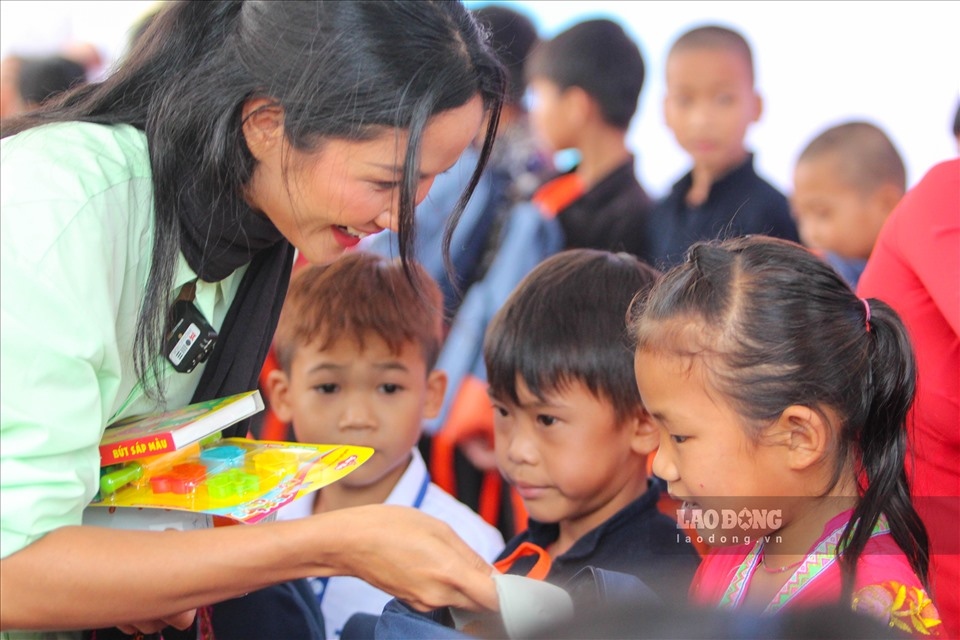 israeli embassy and h hen nie open library for mountainous students picture 3