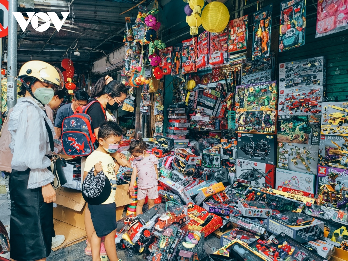 toy street in hanoi falls quiet on international children s day picture 5