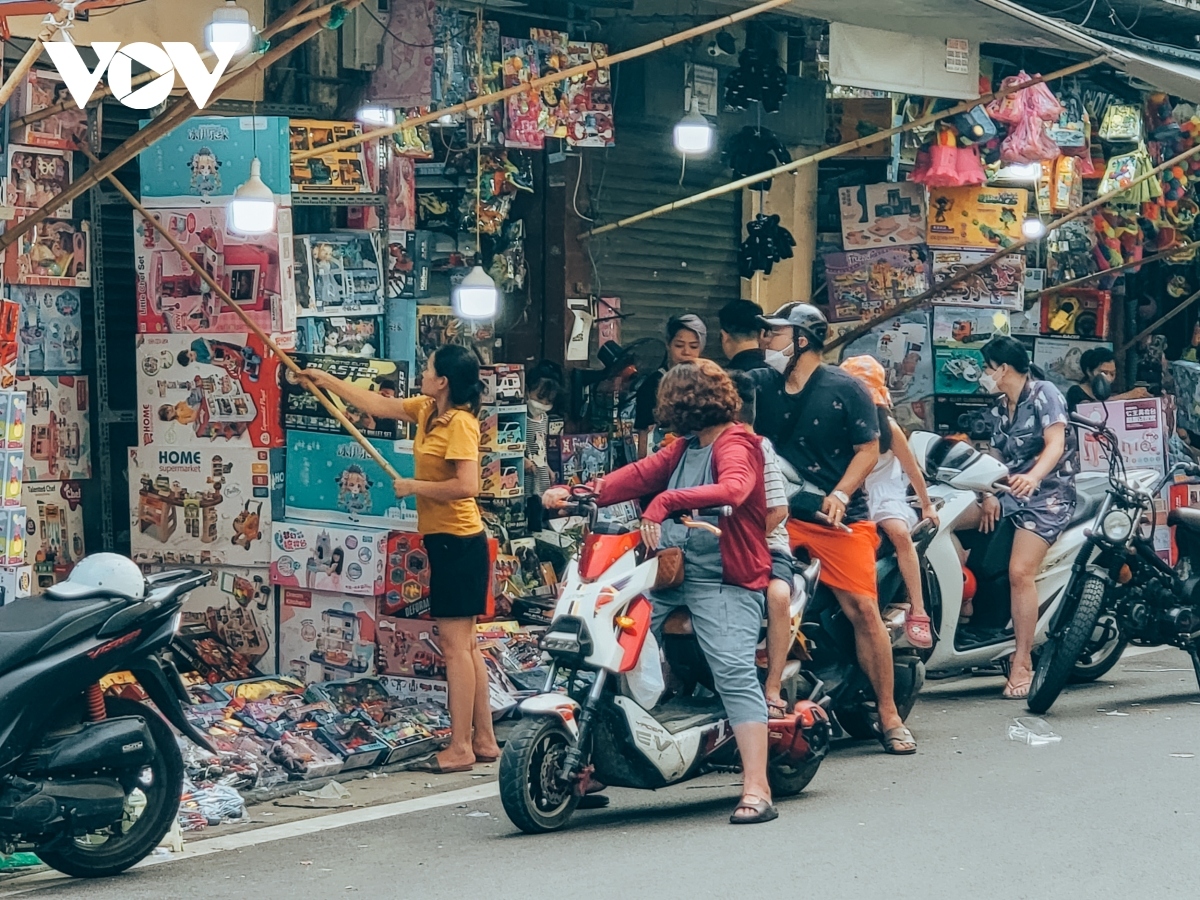 toy street in hanoi falls quiet on international children s day picture 9