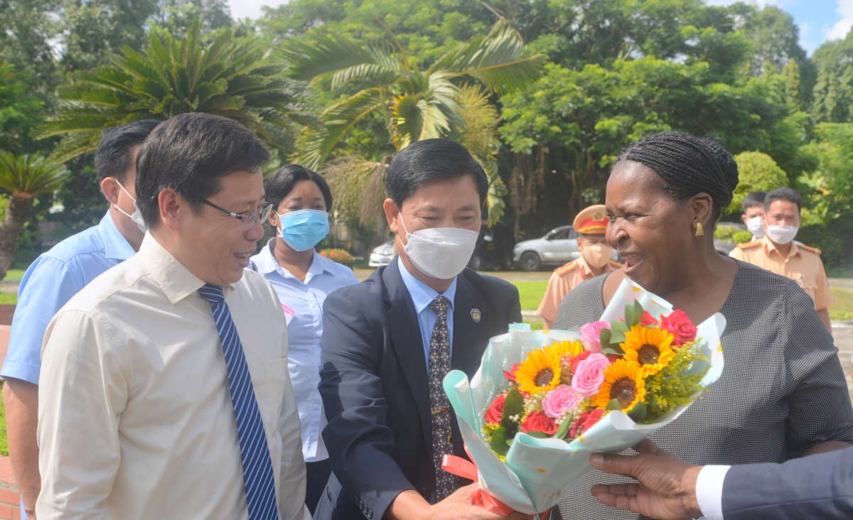 Chủ tịch Quốc hội Mozambique thăm Viện lúa Đồng bằng sông Cửu Long