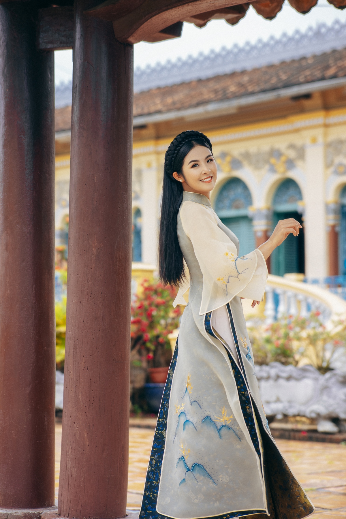 hoa hau ngoc han chup hinh ao dai trong khong gian nha co binh thuy hinh anh 5