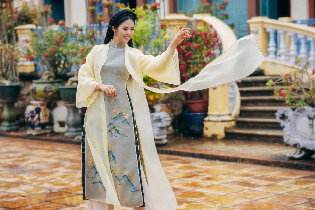 hoa hau ngoc han chup hinh ao dai trong khong gian nha co binh thuy hinh anh 6