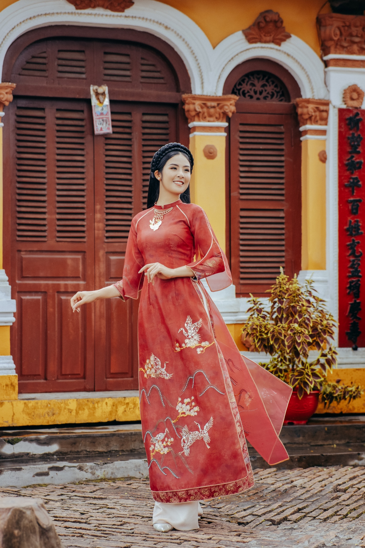 hoa hau ngoc han chup hinh ao dai trong khong gian nha co binh thuy hinh anh 10