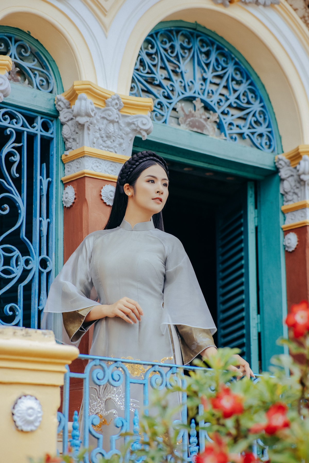 hoa hau ngoc han chup hinh ao dai trong khong gian nha co binh thuy hinh anh 12