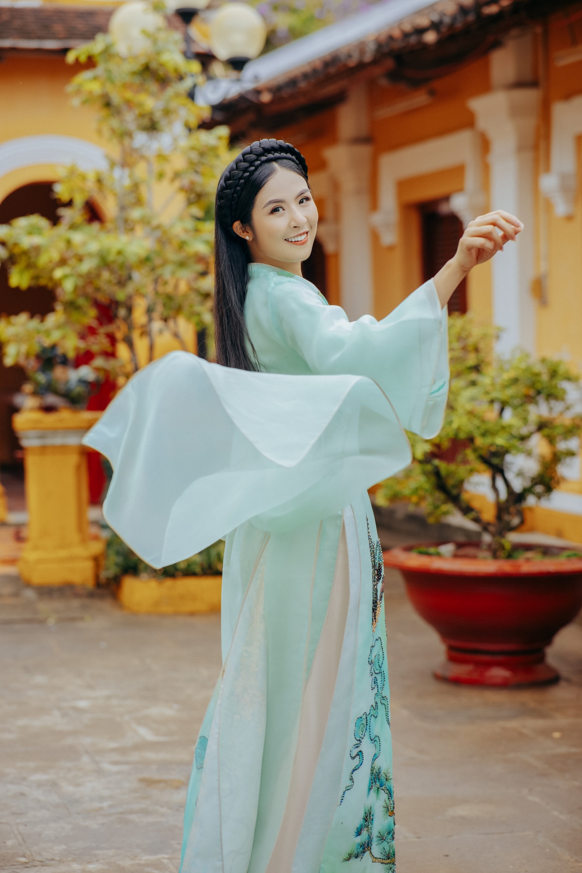 hoa hau ngoc han chup hinh ao dai trong khong gian nha co binh thuy hinh anh 14