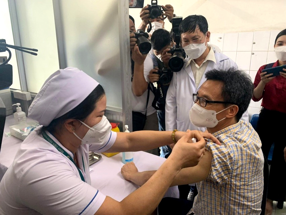 senior government official inoculated with second booster against covid-19 picture 1