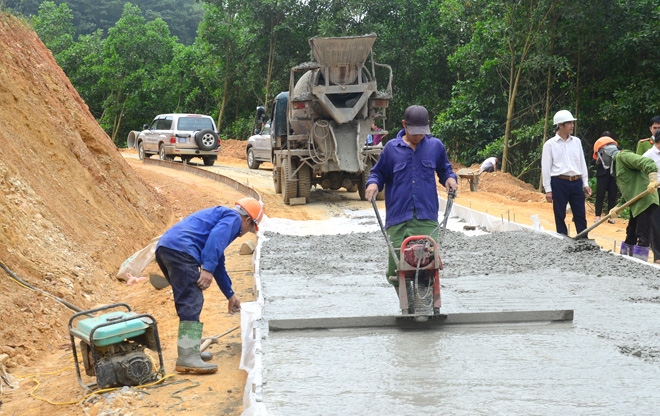 Giá xăng dầu, vật liệu tăng đột biến, nhiều nhà thầu dự án giao thông gặp khó