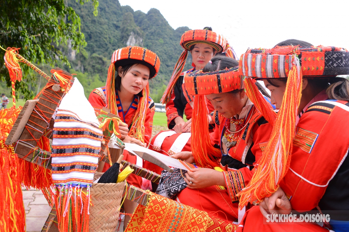 ethnic girls preserve brocade weaving in the highlands picture 2