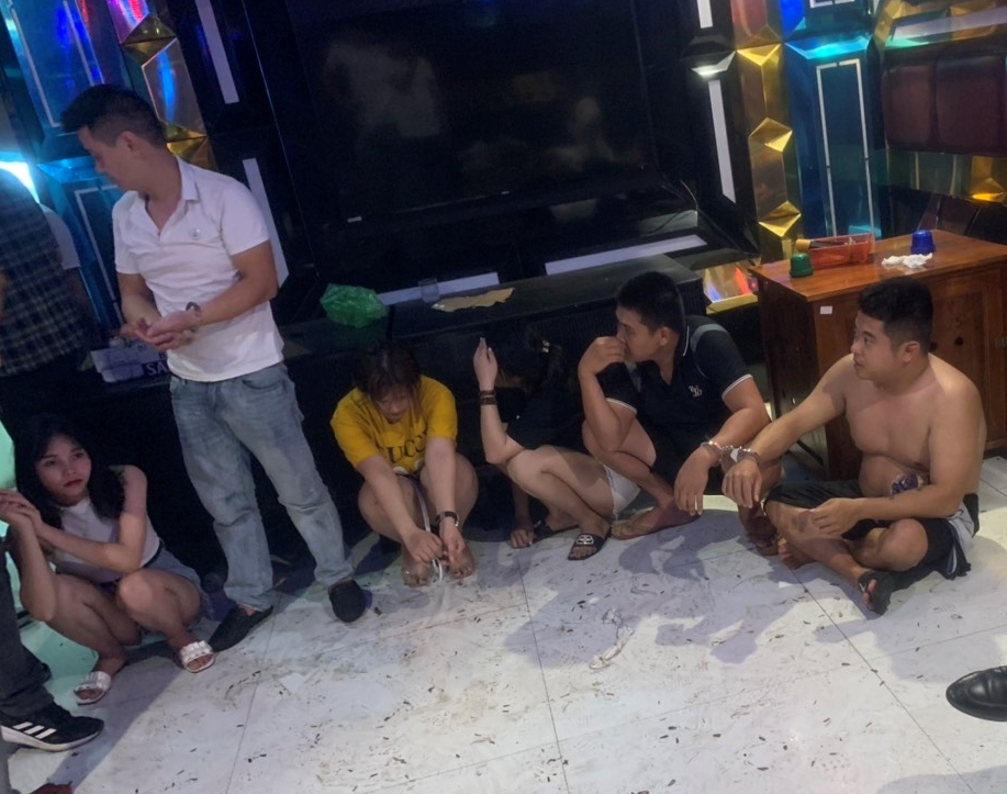 Nhóm nam nữ thanh niên sử dụng ma túy trong quán karaoke