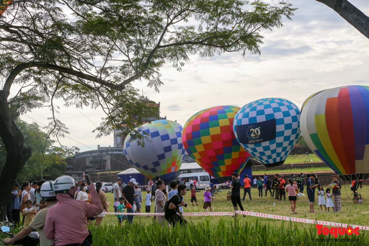 hot air balloon festival greets tourists to hue picture 11