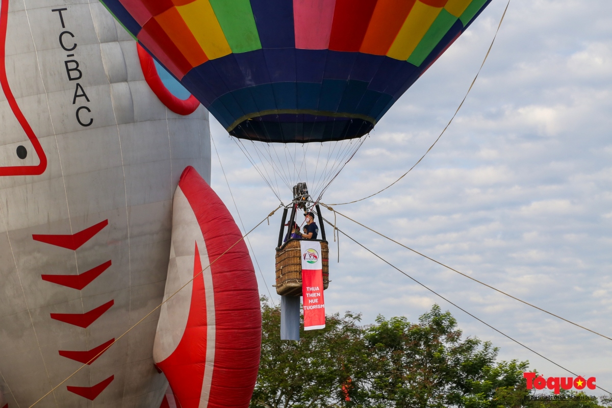 hot air balloon festival greets tourists to hue picture 12