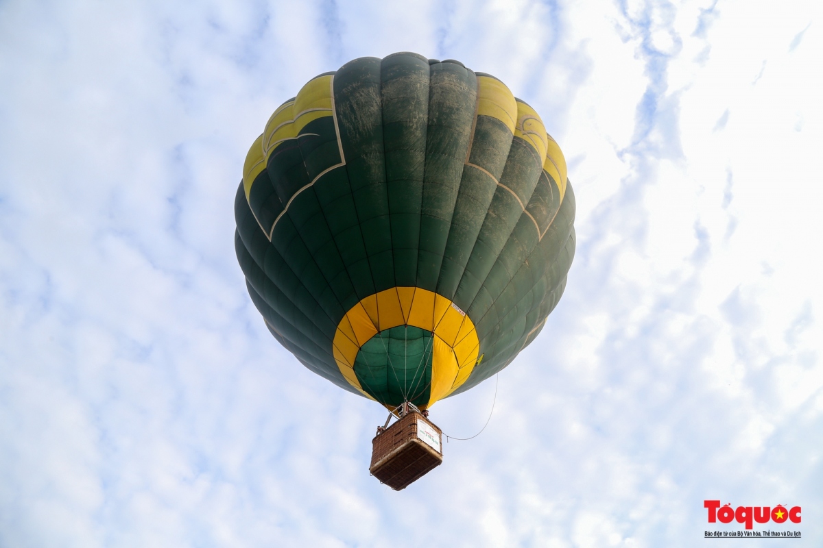 hot air balloon festival greets tourists to hue picture 14