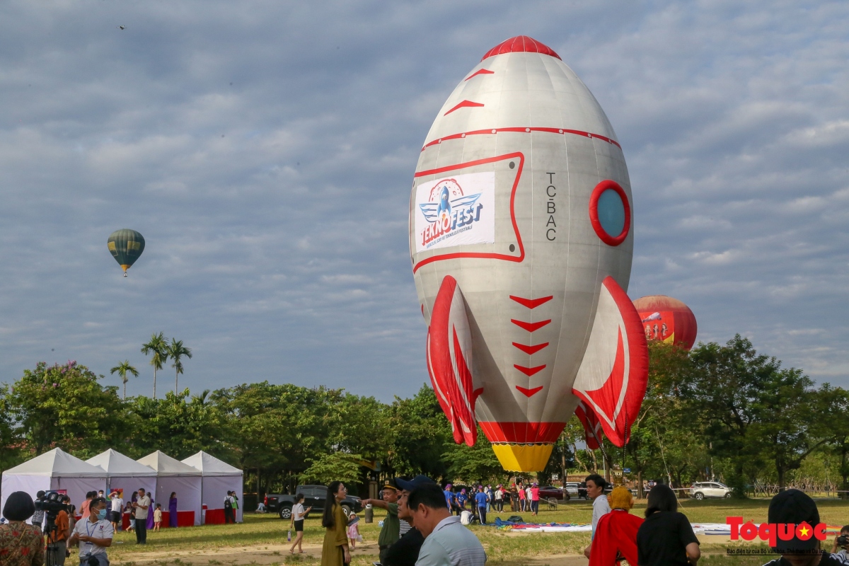 hot air balloon festival greets tourists to hue picture 5